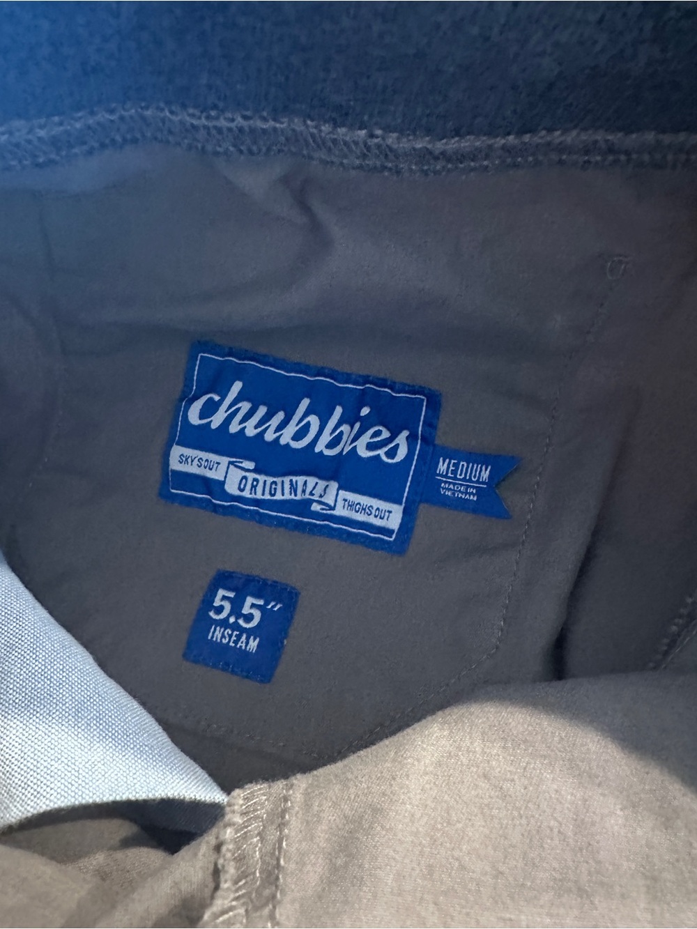 chubbies Men’s Elastic Drawstring 5.5” Originals Shorts in Dark Gray and Khaki - Picture 4 of 5